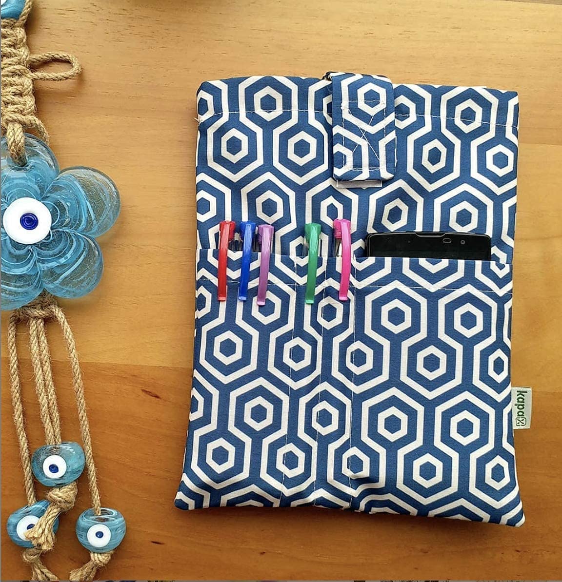 KAPAX Buchhülle Aus Stoff – Waschbar, Gepolstert, Für Taschenbücher & Tablets, Mit Klettverschluss (Design: Kekse)
