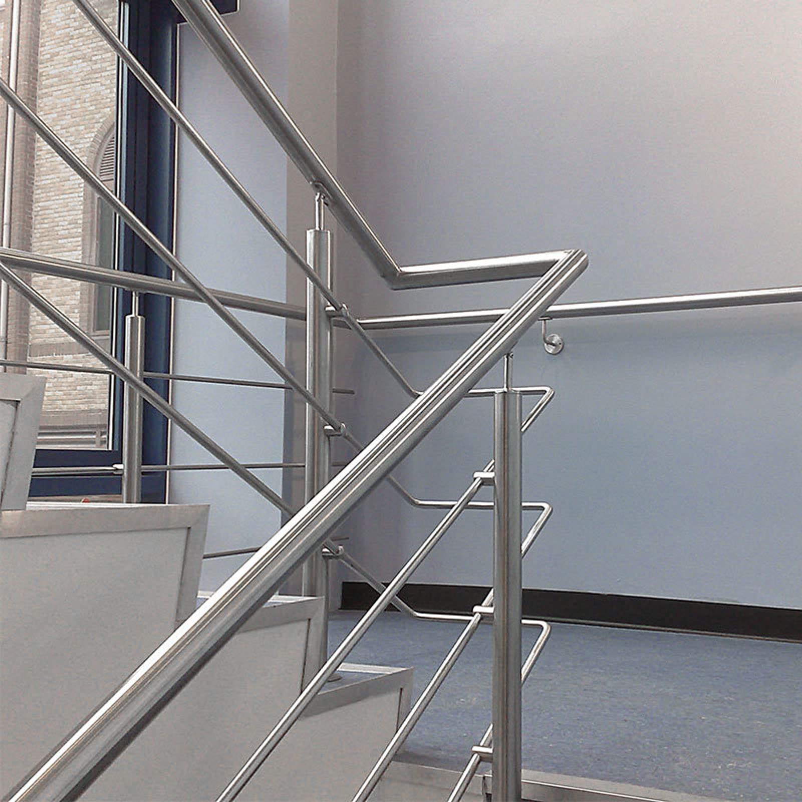 Słupek poręczy kablowej, wykończenie szczotkowane ze stali nierdzewnej Wstępnie nawiercony słupek do poziomicy z drewna i betonu Balustrada schodowa (850 mm)