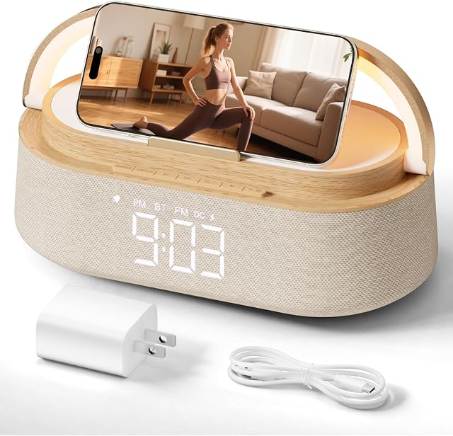 FREEFISH 6-in-1 réveil avec haut-parleur Bluetooth, recharge sans fil, FM Radio, lumière de nuit, porte-téléphone, horloge numérique, 15W Chargeur rapide pour iPhone 16/15/14/13 Samsung, Cadeau de bureau dans la chambre à coucher (bois)