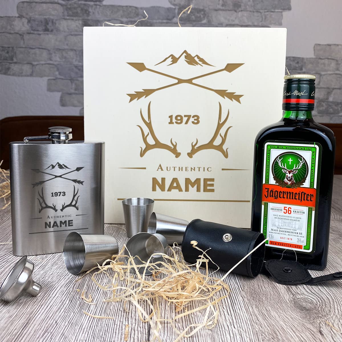 polar-effekt Kräuterschnapps Geschenkset - 3-Teilig - Deutsche Herstellung - Jägermeister Flasche - Flachmann aus Edelstahl - 4 Schnappsbecher - 1 Trichter - 1 Ledertasche - personalisiert