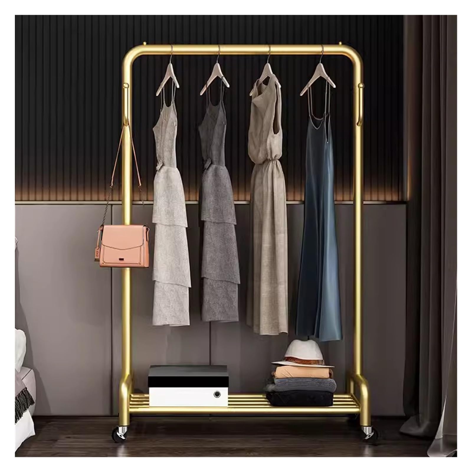 Support à vêtements suspendu pour organiser une chambre ou un dressing moderne