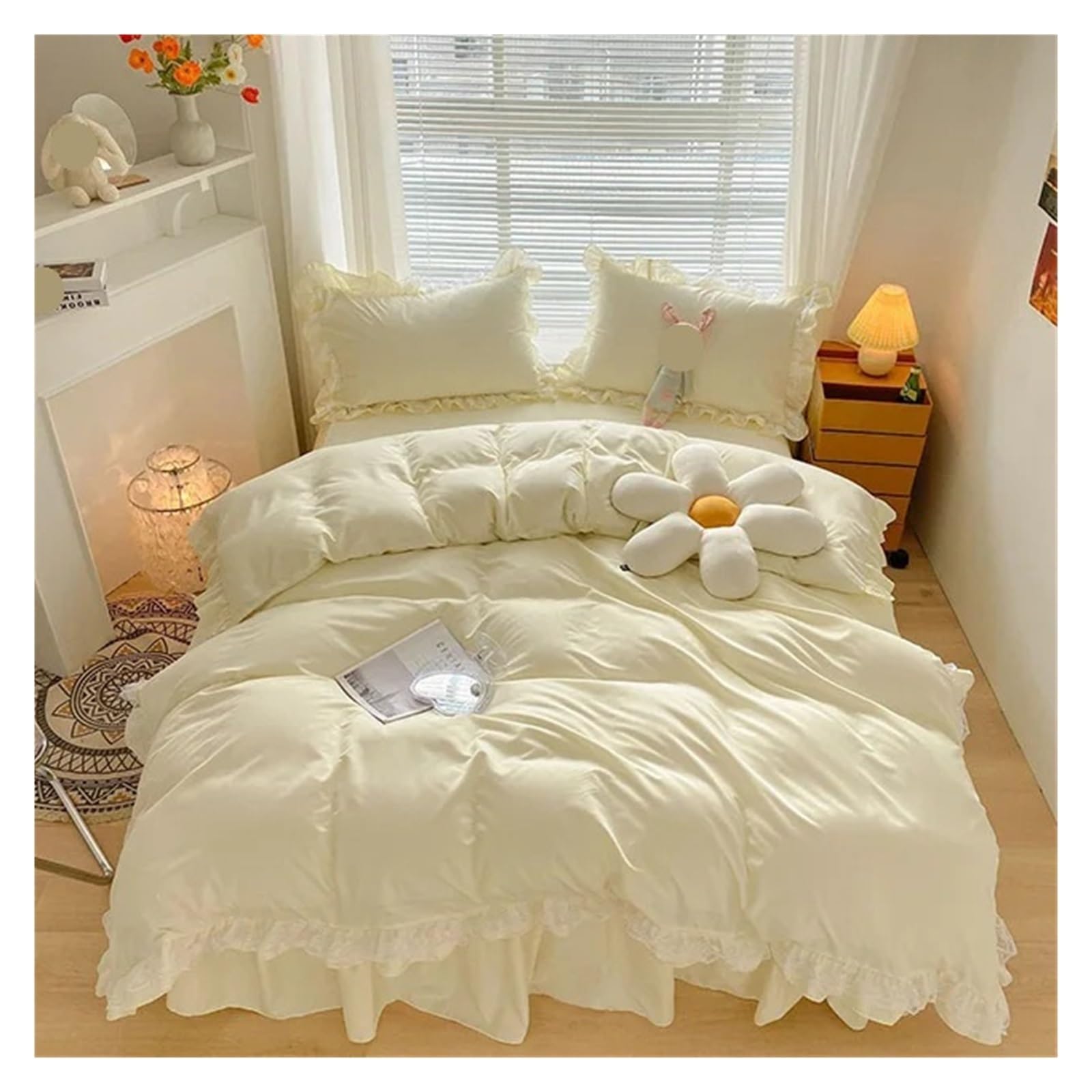 Jupe de lit dentelle jaune et drap housse couette pour lit froissé