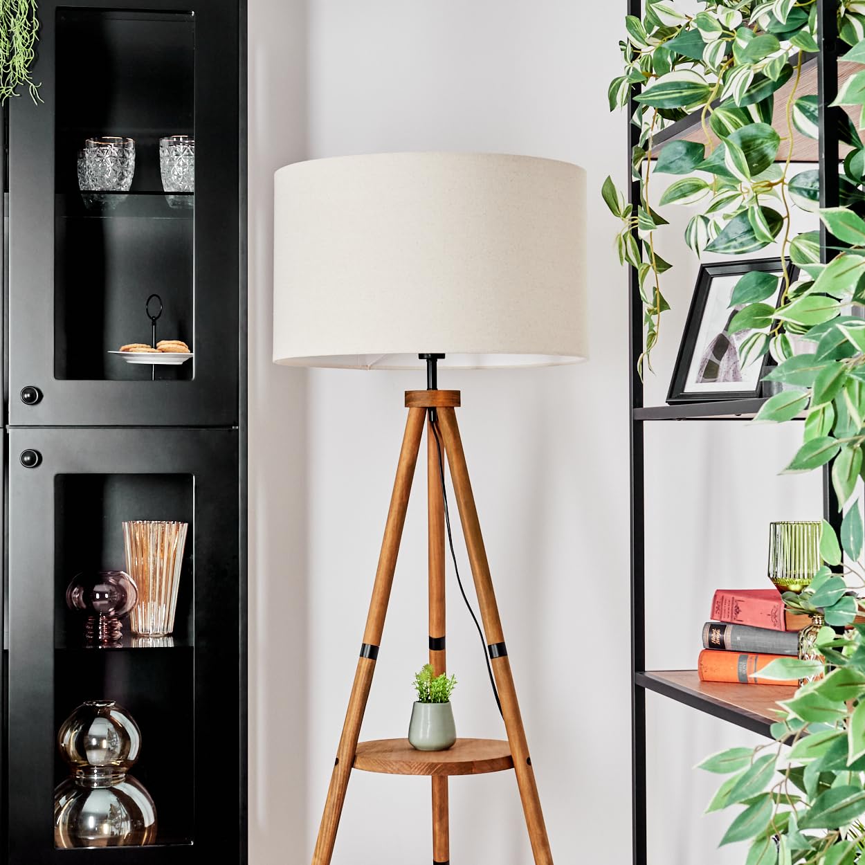 HOFSTEIN Stehleuchte Flemming, Stehlampe aus Holz/Metall im modernen Boho-Design, Schirm aus Stoff, Ø 50 cm, 153 cm, E27, mit Fußschalter und Ablagefläche - Wohnzimmer, Schlafzimmer, Esszimmer, Flur