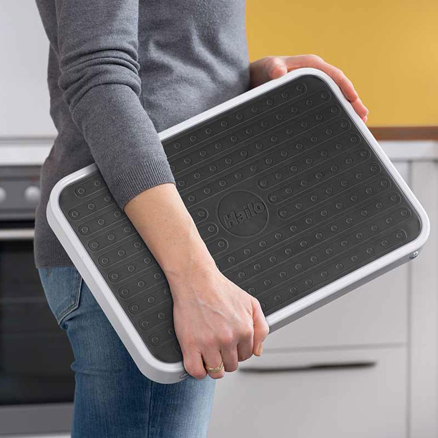 Hailo OneStep | Steel step | One large step with non-skid mat | Folding safety mechanism with unlocking button | Easy storage | Lightweight | White