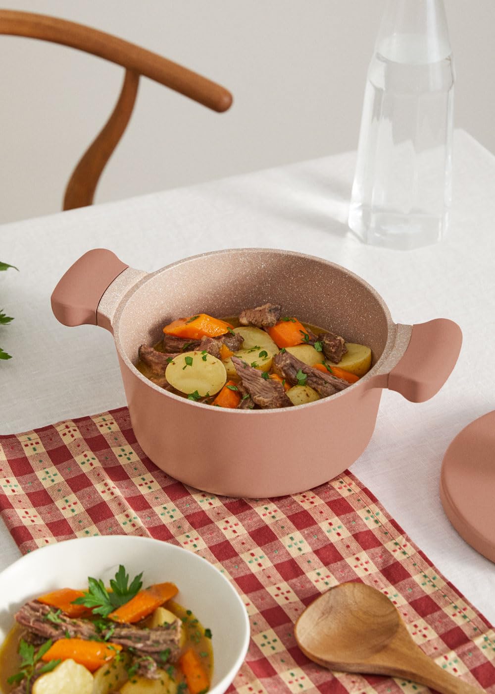 CREATE/POT STUDIO/Olla de aluminio de Ø24cm con revestimiento cerámico moca/Antiadherente, apta para todo tipo de cocinas, resistente y duradera, fácil de limpiar, libre de PFOA