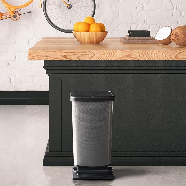 Besuche den Rotho- Rotho Paso Mülleimer 40l mit Pedal und Deckel, Kunststoff (PP) BPA-frei, carbonmetallic, 40l (35.3 x 29.5 x 67.6 cm) in use