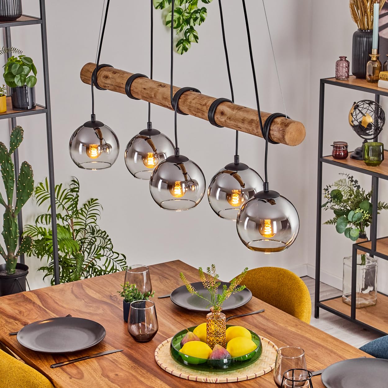 HOFSTEIN Pendelleuchte Koyoto, 5-flammige Hängelampe aus Metall/Holz/Glas in Schwarz/Natur/Chrom/Rauch/Klar, Hängeleuchte mit Glasschirmen und Holzbalken, max. 150cm, E27, Esszimmer, Wohnzimmer, Küche