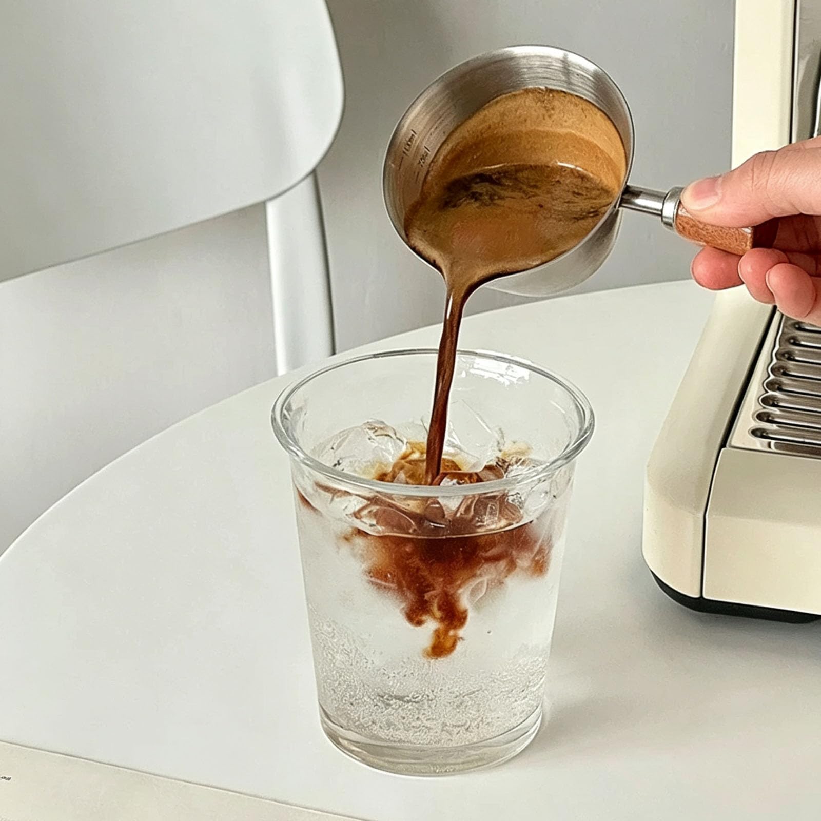 Espresso Messbecher, mit Holzgriff und Abgestufter Skala (Silver) | 100 Ml Messbecher Kaffee Edelstahl, Mit v-Förmigem Ausguss Genaue Flüssigkeitsportionskontrolle Kaffee, Desserts, Cocktails