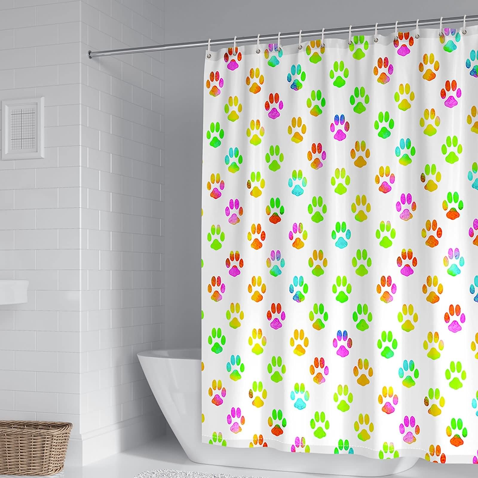 Rideau de douche multicolore pour égayer la salle de bain familiale avec un motif de patte ludique