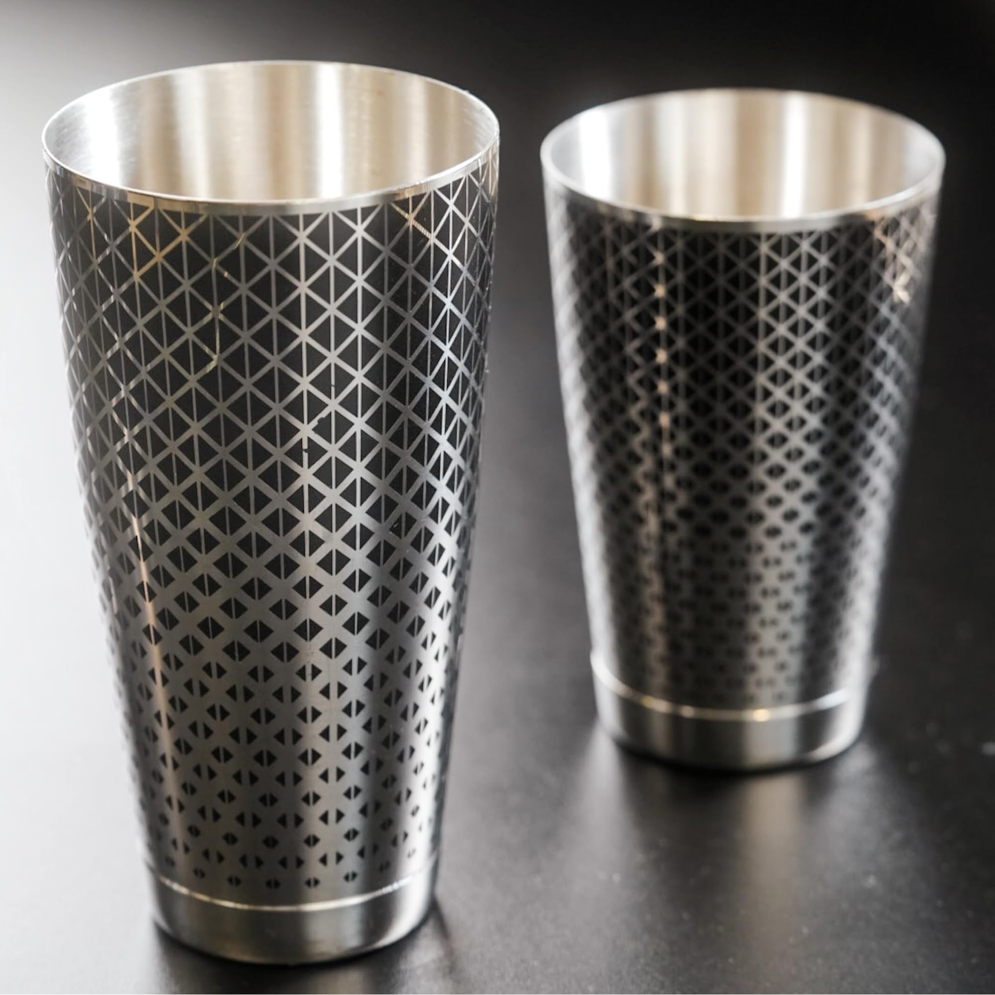 Kidia Boston Shaker Professionnel en Acier Inoxydable 304 avec Motif Géométrique Noir – Set 2 Tins 828 ml + 424 ml – Coffret en Bois Inclus – Kit Barman pour Cocktails, Bar (Classique)