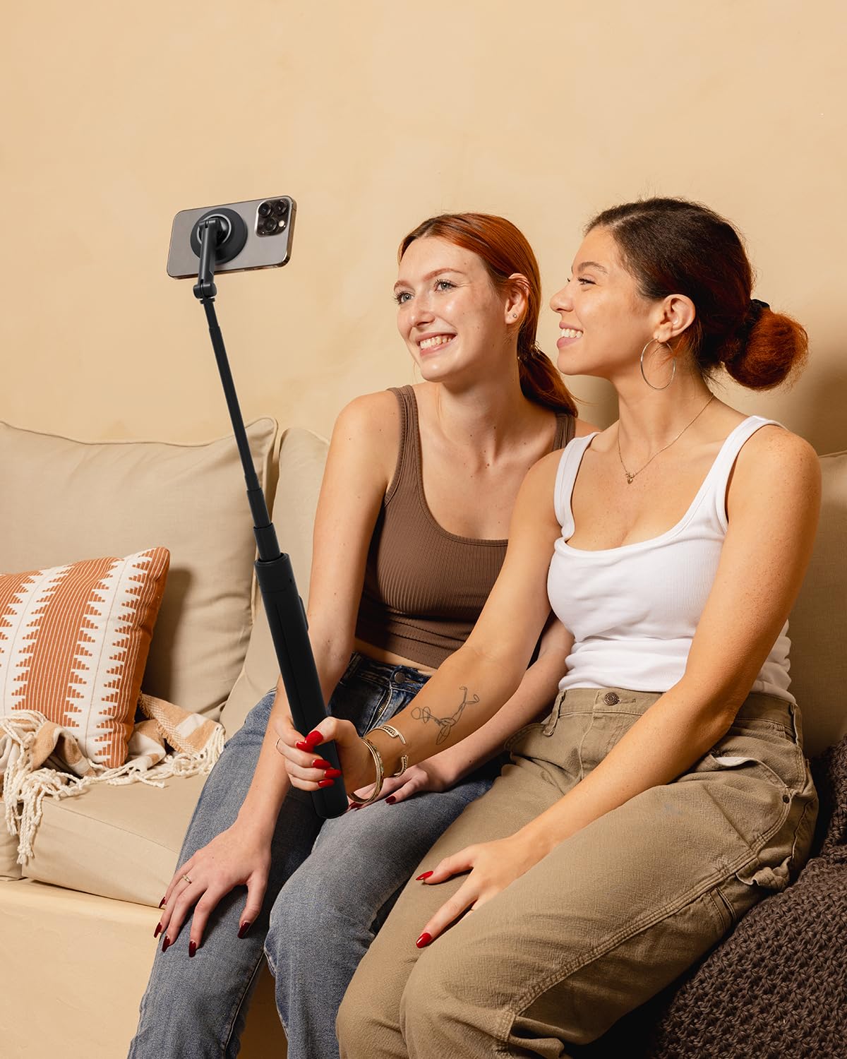 KraftGeek Treppiede magnetico per iPhone MagSafe - 66 '' Selfie Stick automatico con telecomando, treppiede portatile per registrazione video, viaggi, vlogging (nero)