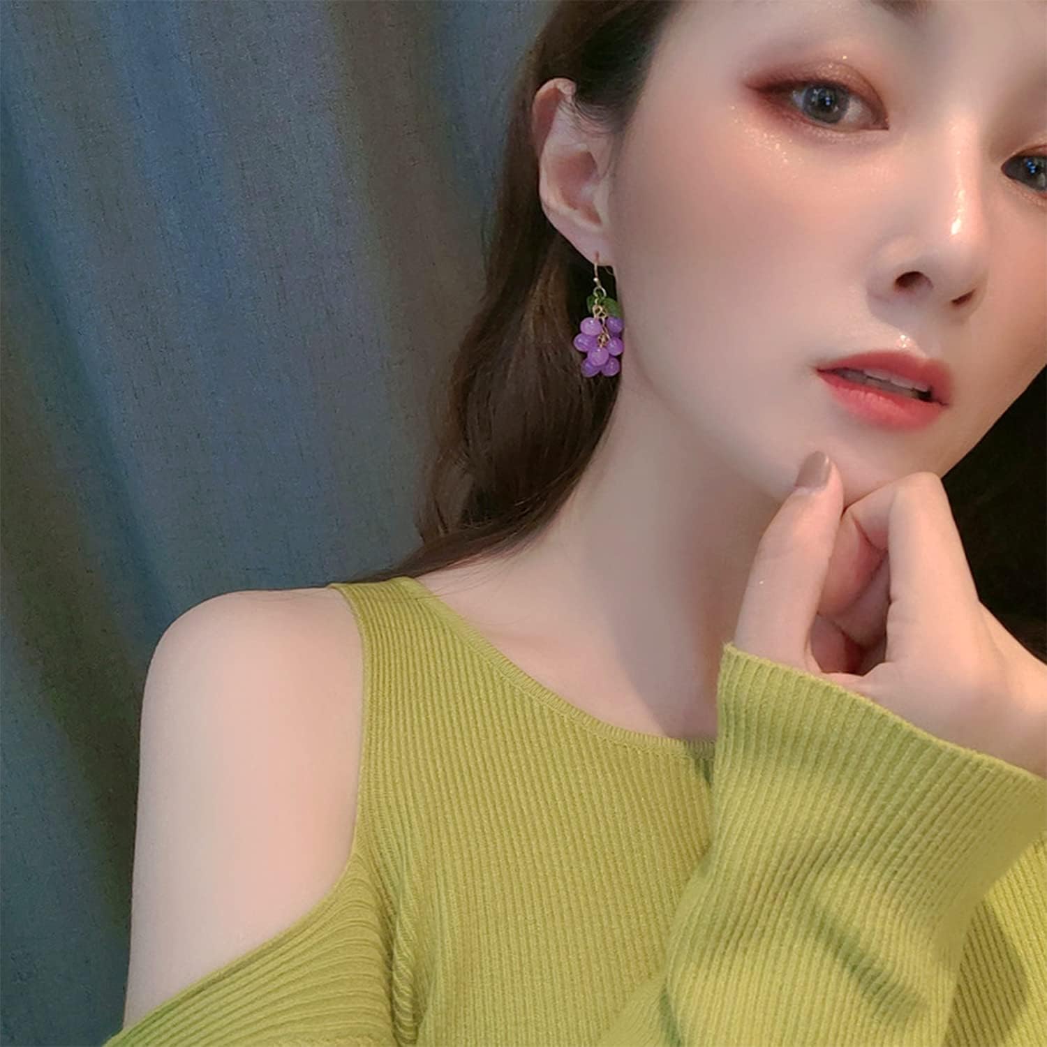 QUPENGXU 3D Green Grapes Lifelike Fruit Drop Earrings Fashion Sparkly Crystal Grape Drop Dangle Earrings For Women - Image 3