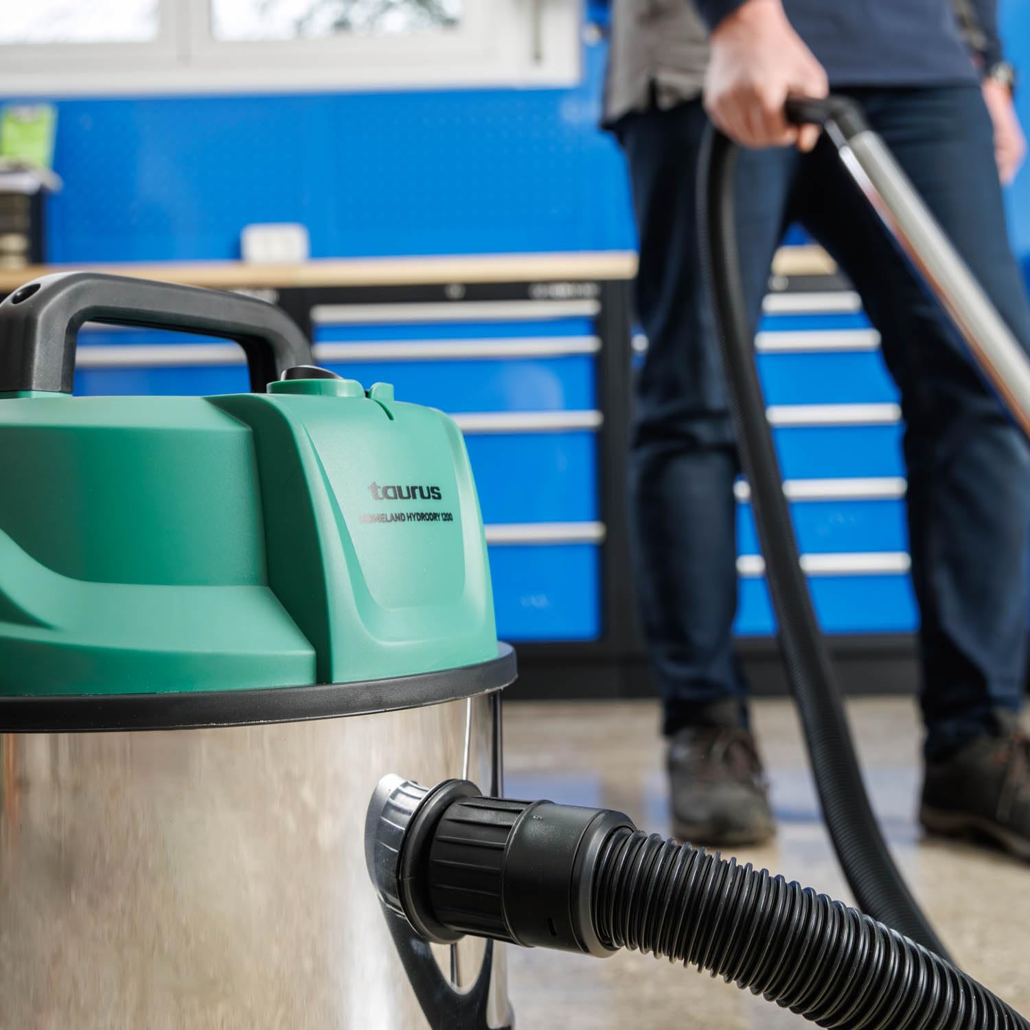 Taurus – Aspirador Homeland Hydrodry 1200 | para Sólidos y Líquidos | 1200W | 15L | Función Soplador | Radio acción 7m | Cable 4,3m | Ideal Hogar, Garaje, Taller y Exterior | Accesorios Incluidos