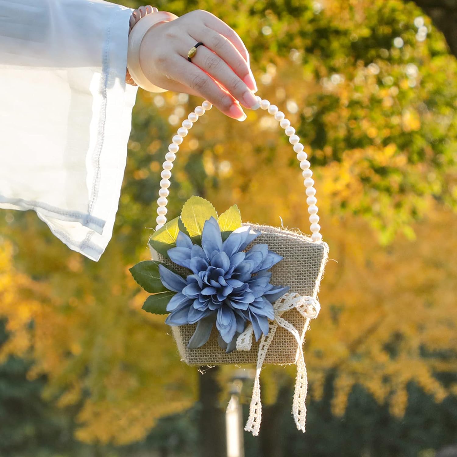 2 Pack Small Burlap Wedding Flower Girl Basket, Rustic Jute Flower Basket with Pearl Handle and Flower, Candy Gift Basket for Wedding Ceremony, Brown, 22 x 14 x 10 cm/8.7 x 5.5 x 3.9 inch