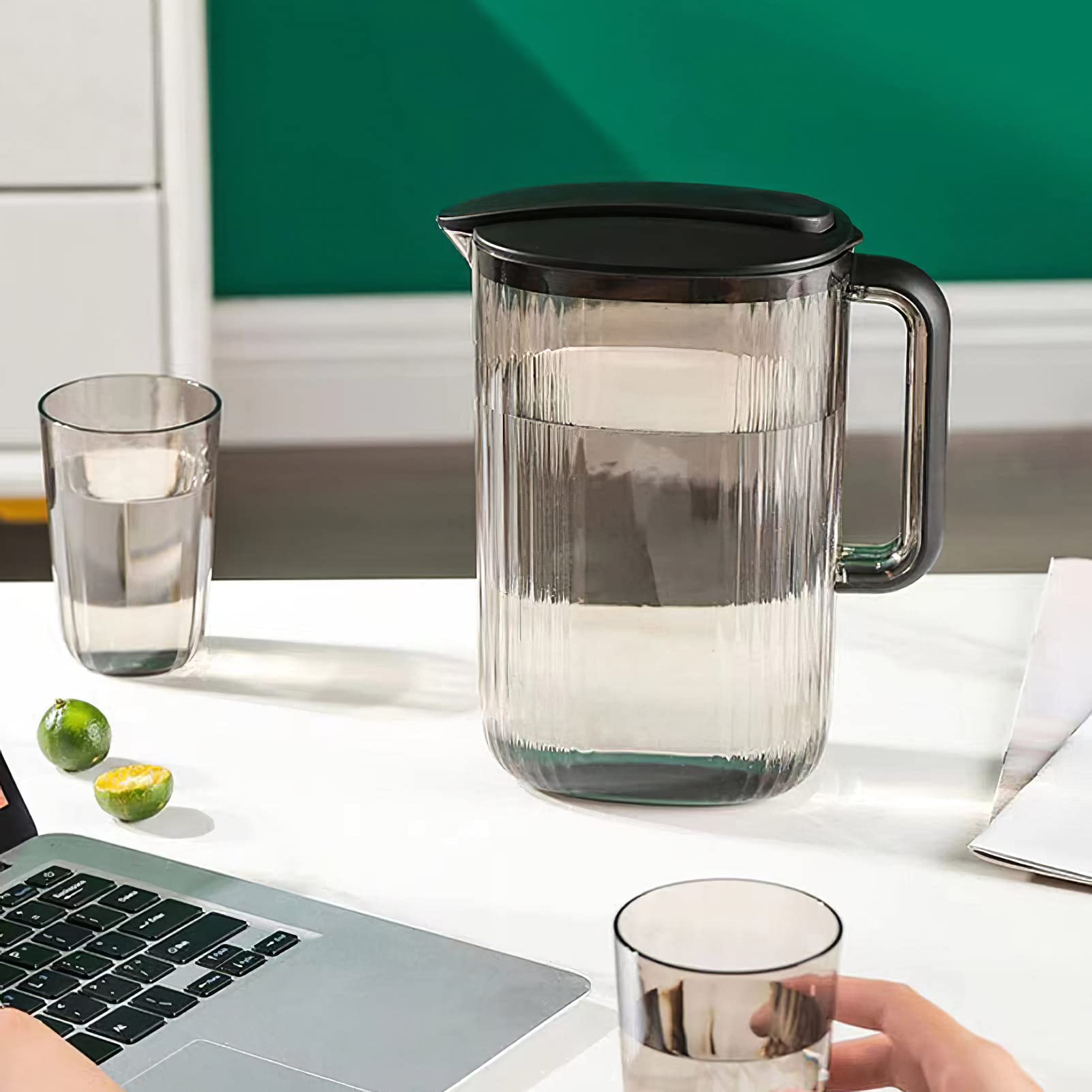 Lot De 2 Carafes à Eau 1,6 L En Plastique Incassable Avec Couvercle Rabat Blanc – Qualité Alimentaire, Recyclable, Parfait Pour Jus, Thé Glacé, Limonade Pichet Incassable Qualité Alimentaire