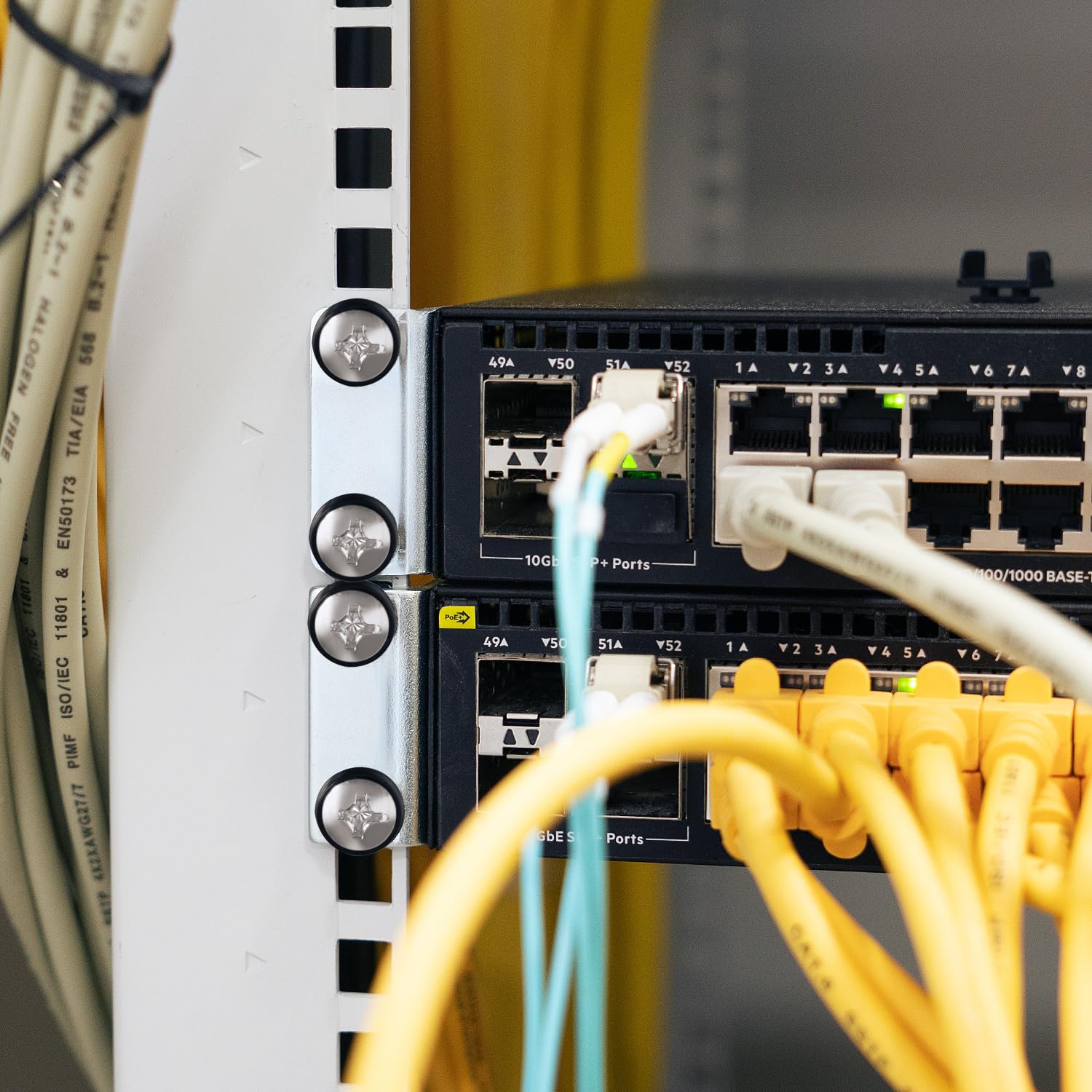 kwmobile Set 50x Dadi Ingabbiati - Viti con Gabbia 50 Pz Filettatura M6 - Dado per Installazione su Rack per Hardware da 10" e 19" - Argento