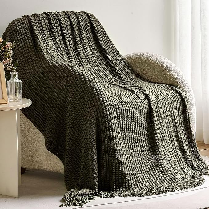 BLAGIC, Gestrickte Kuscheldecke, Weiche Decke, Landhaus- und Boho-Stil mit Quasten, Dekorative leichte Wohndecke in Olivgrün, Bett… – Ansicht 5