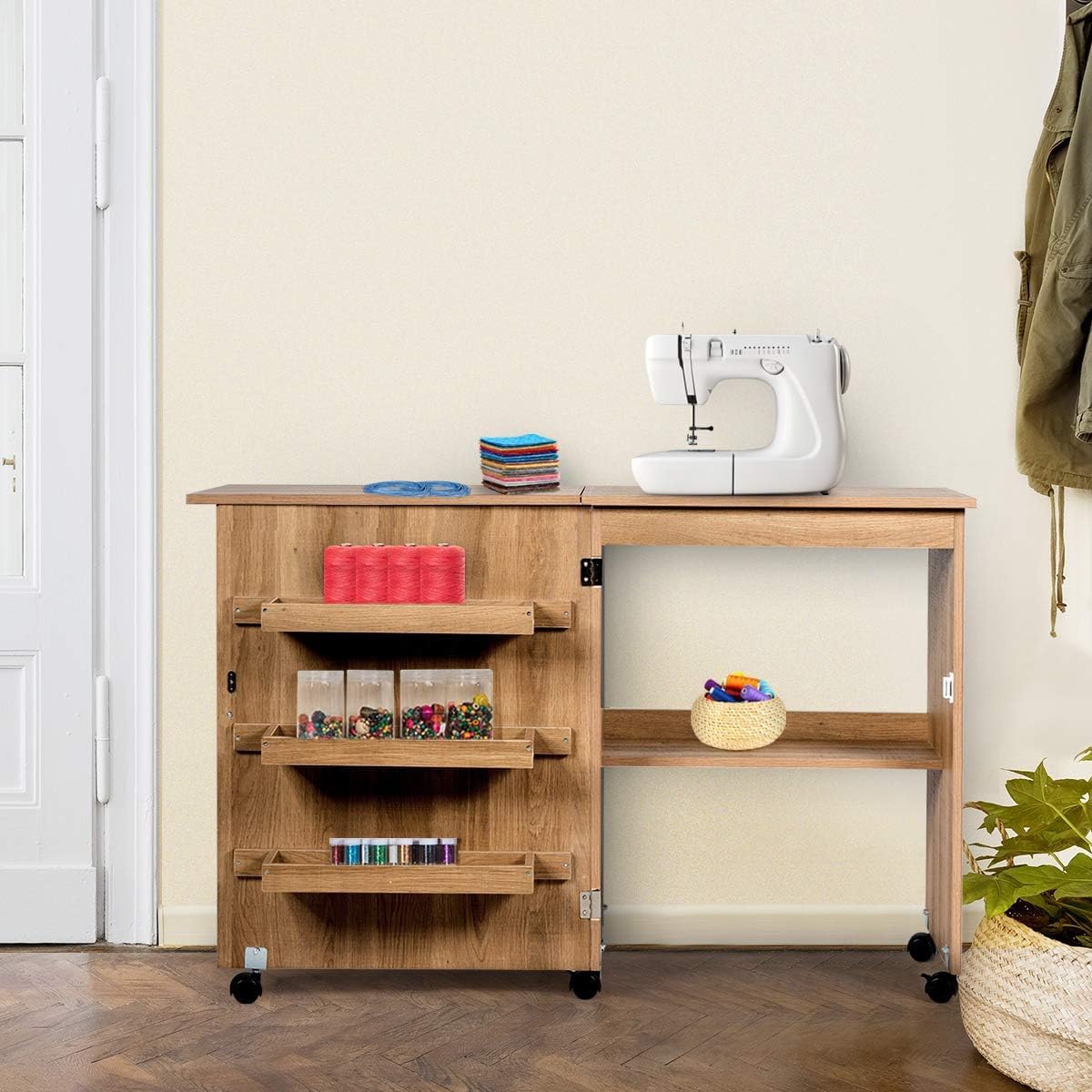 FANTASK Armario de Costura y Escritorio Plegable de Madera, Mesa de Costura Natural con 3 estantes para bobinas, Mesa de Costura para salón y Dormitorio con Ruedas bloqueables