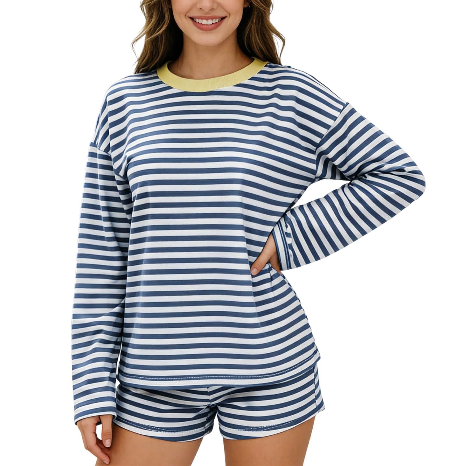 Lässige, locker geschnittene Streifenshorts – bequemes Zweiteiler-Outfit für den Sommer.