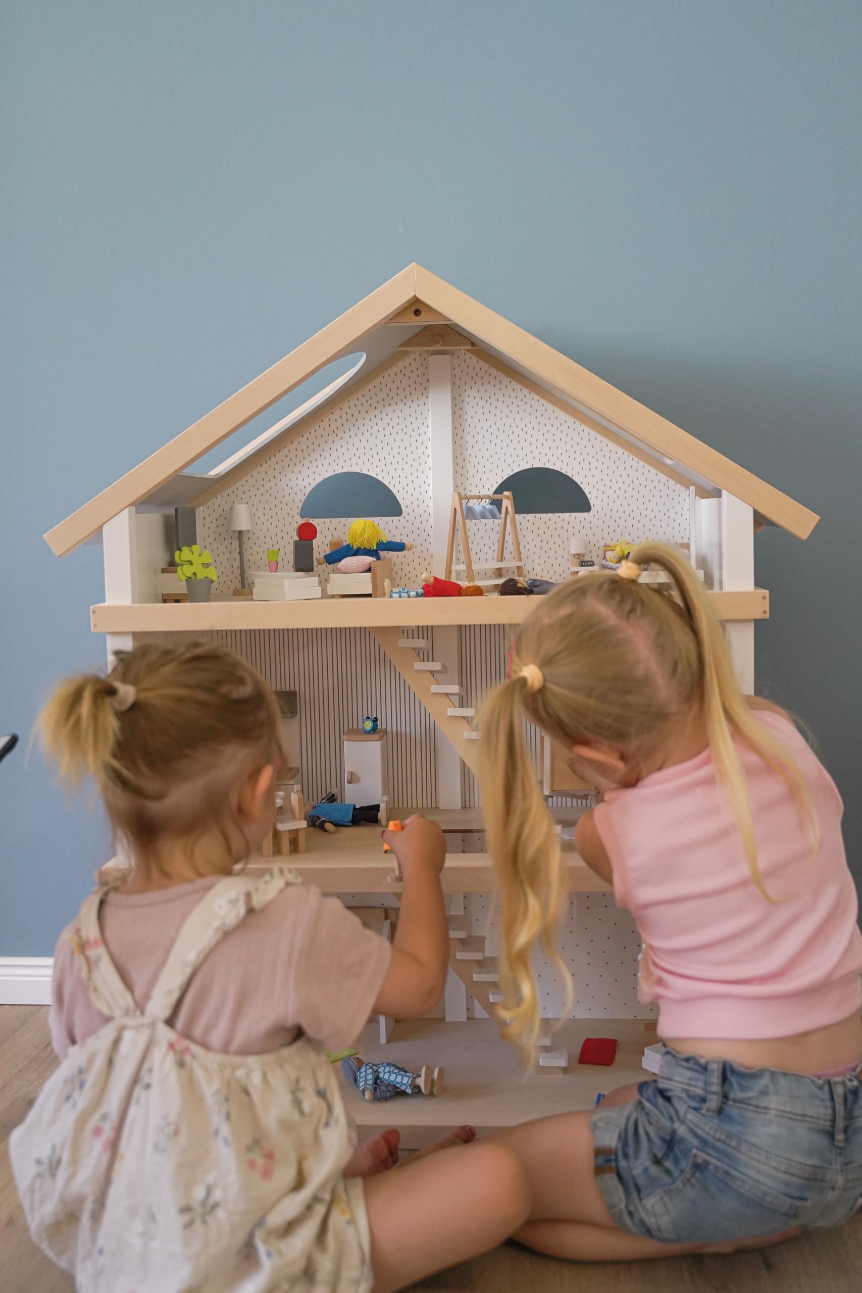 goki 6647 - Puppenhaus Set Lifestyle XL, 72 Teile aus Holz & Textil, Möbelset mit Zubehör, Biegepuppenfamilie, Küche, Badezimmer, Schlafzimmer, Wohnzimmer, 65 x 35 x 88cm, ab 3 Jahre