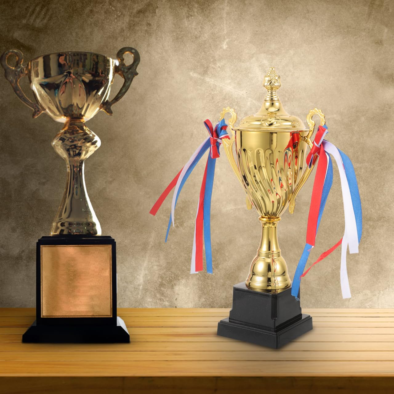 Operitacx Gold Trophy Rewards Cup Metal Trophies Prize Winner Awards 29cm per Le competizioni Sportive Match Competitive Christmas Birthday Party Bomboniere 13x8x29 cm