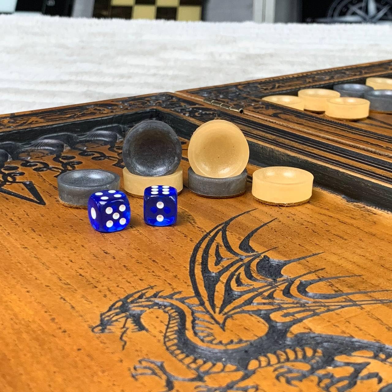 Juego de backgammon de madera de lujo hecho a mano – Tabla de tilo premium de 45,72 cm con azulejos de resina y dados, tablero de juego personalizado – Juego elegante para adultos coleccionistas
