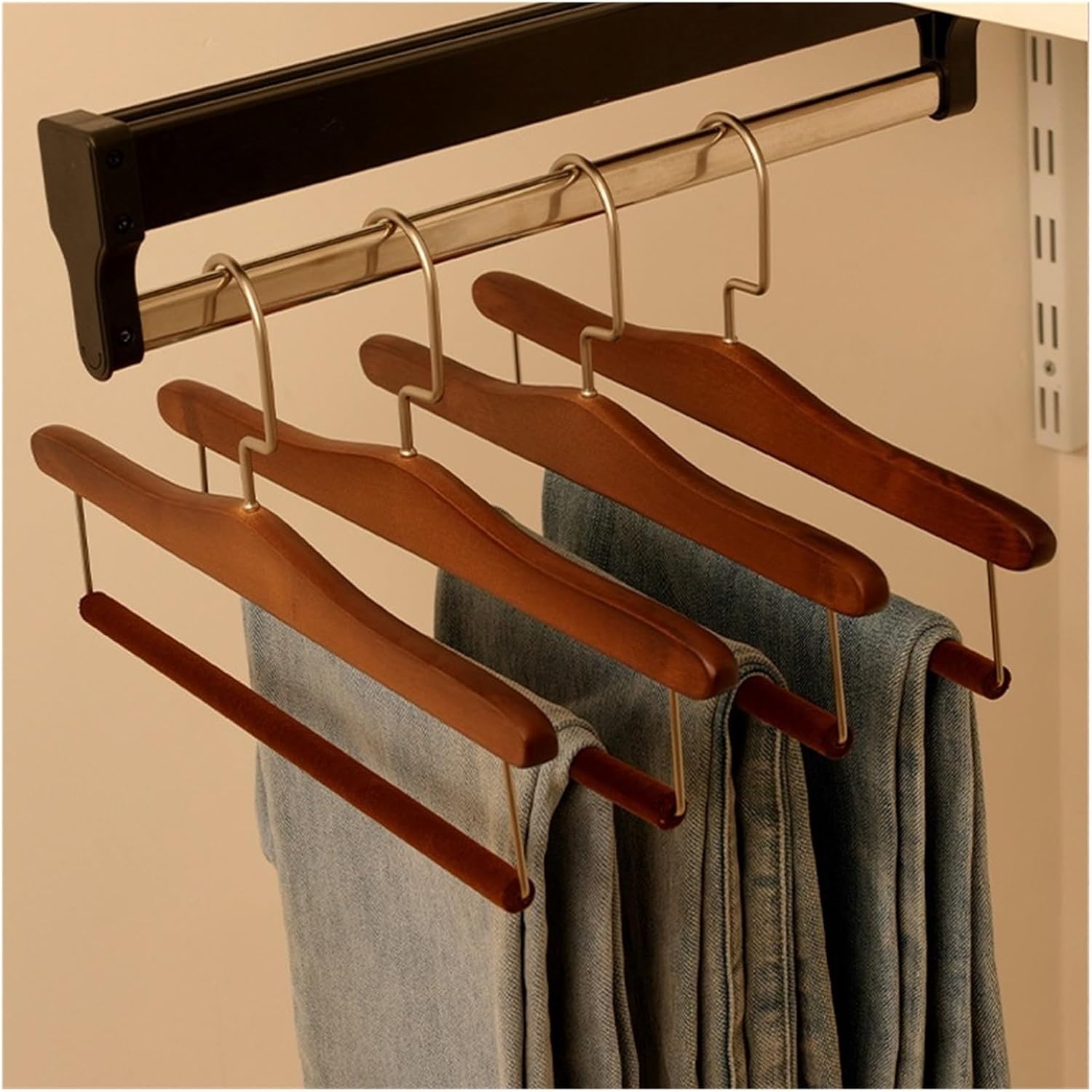滑り止めフロッキングロッド付き木製パンツハンガー 丈夫なコートハンガー ズボンオーガナイザー ワードローブ 衣類収納 省スペース