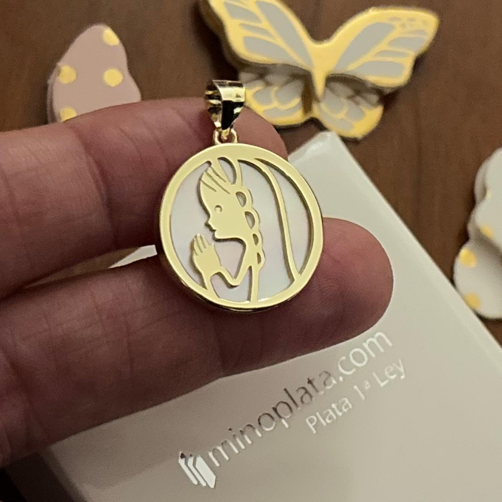 Medalla Primera Comunión Virgen Niña de Plata de ley bañada en Oro con Nácar 20mm