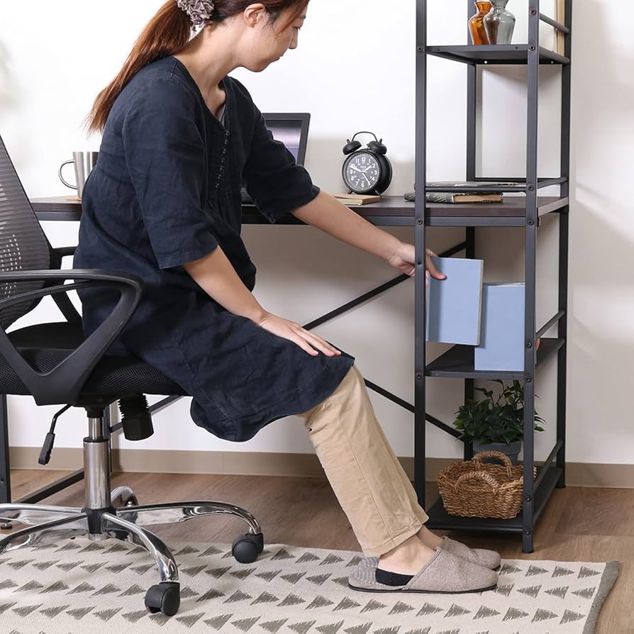 【新品・送料無料】ラック付きデスク ルール 奥行64cm ダークブラウン Amazon｜不二貿易 ラック付きデスク ルール 幅120.5×奥行64cm