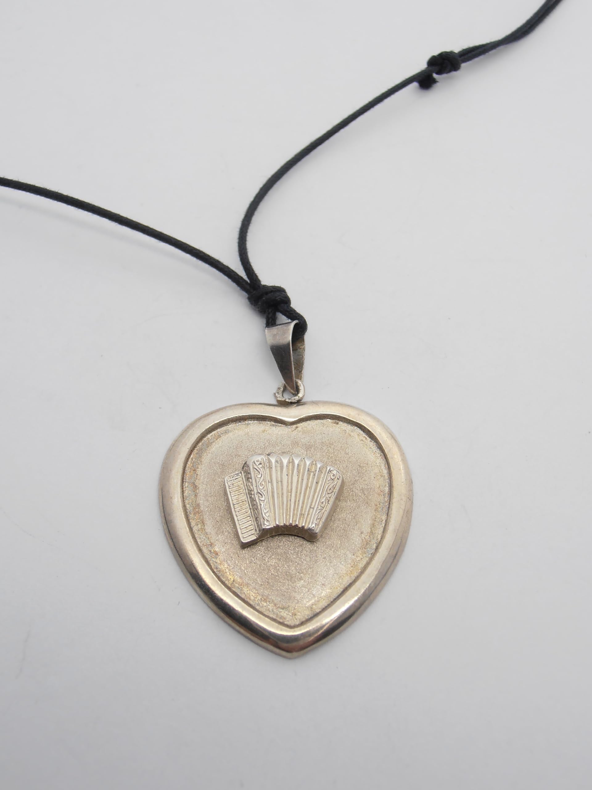 Fisarmonica : Ciondolo a Cuore in Argento 925 - Pendente con Strumento Musicale - Musicista - Musica - Girocollo in Cordoncino