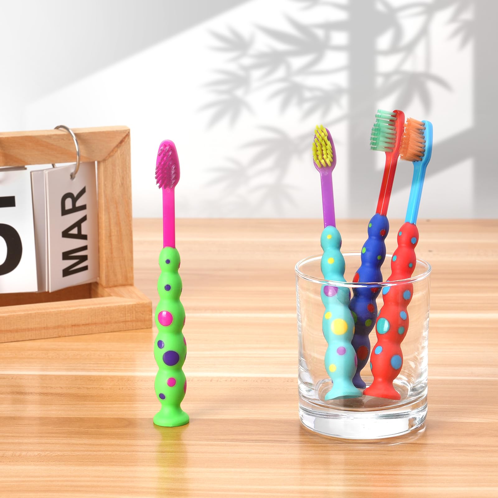 Paquete de 100 cepillos de dientes para niños, cerdas suaves a granel, cepillo de dientes para niños pequeños, bonito cepillo de dientes con ventosa, incluye fundas de viaje, cepillos de dientes