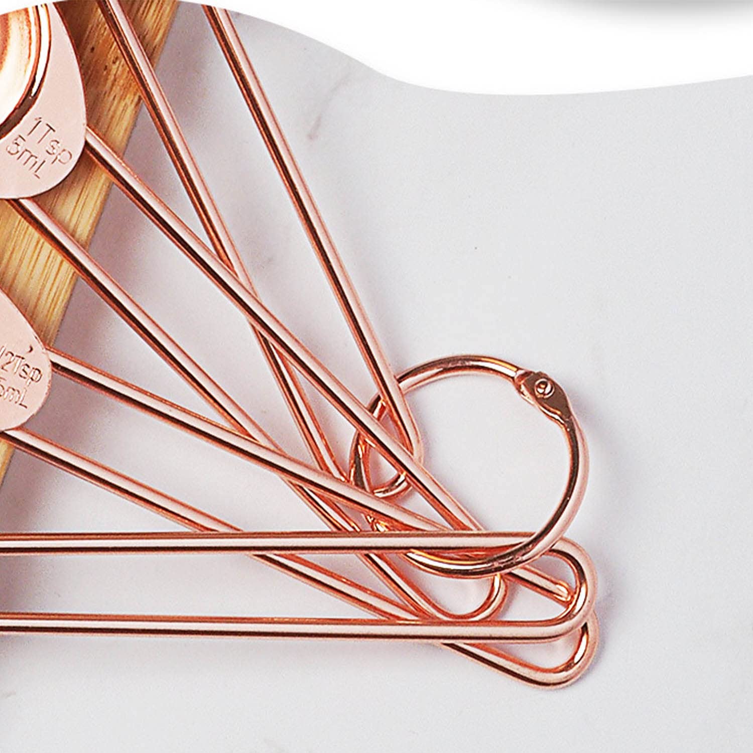 Tasses à Mesurer et Cuillères à Mesurer Ensemble de 8 Pièces Outils de Cuisson en Acier Inoxydable Facile à Lire Gadgets de Cuisine Suspendus Ustensiles