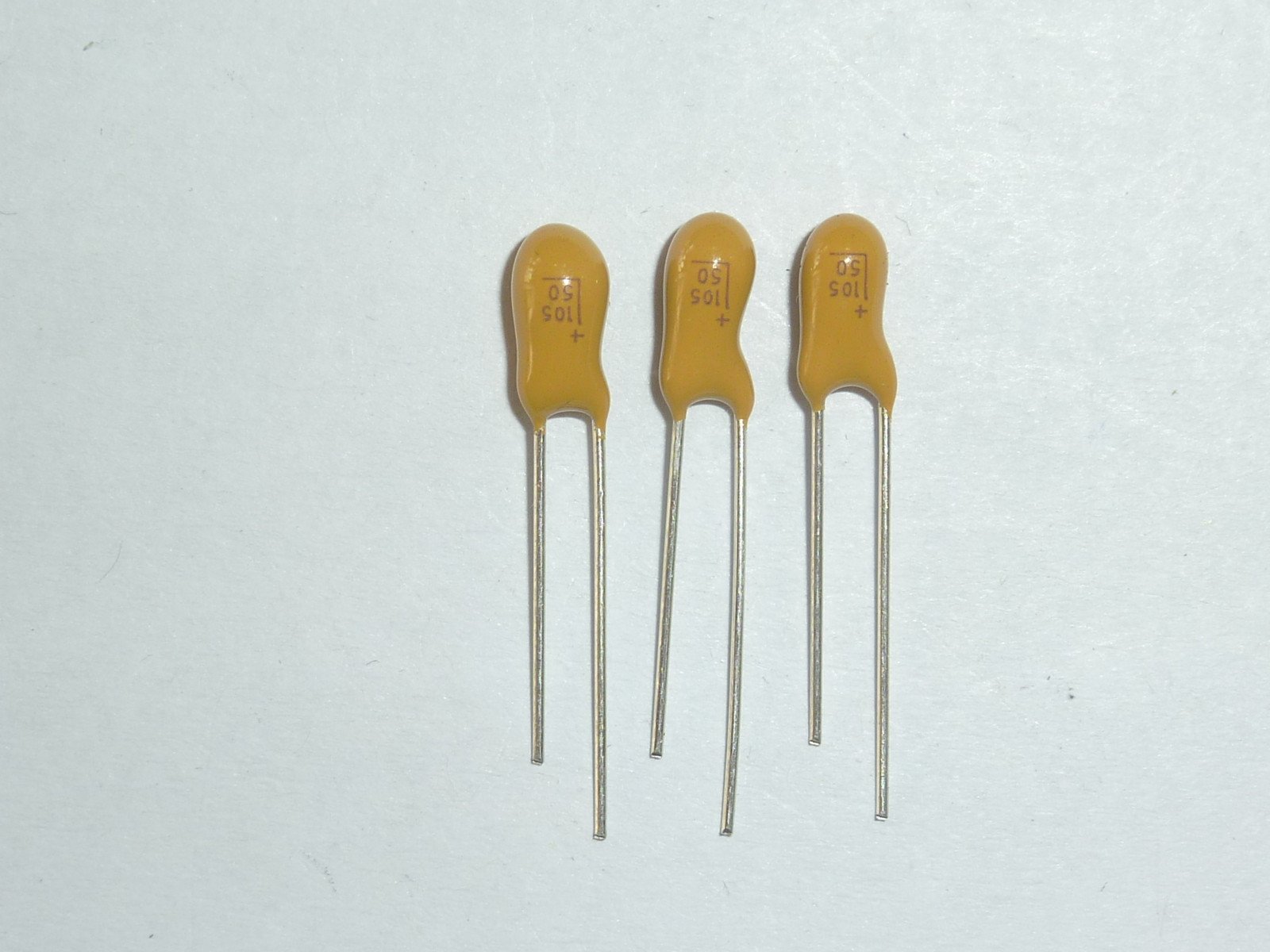 Condensador de tantalio de 50 piezas DIP 50V1UF 1UF 50V Radial