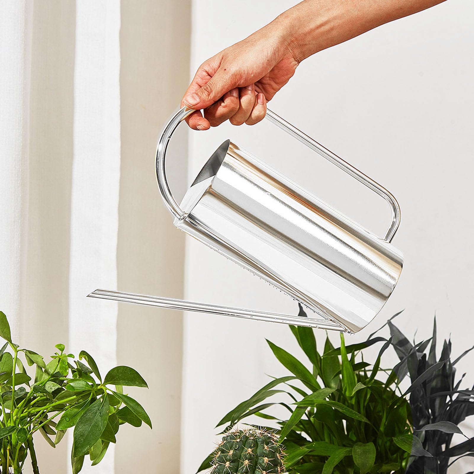 Edelstahl-Gießkanne 1,5 Liter, Lange Tülle für Präzises Gießen, Rostfreie Gießkanne für Zimmerpflanzen, Garten, Balkon, Innen- und Außenbereich (Silber)