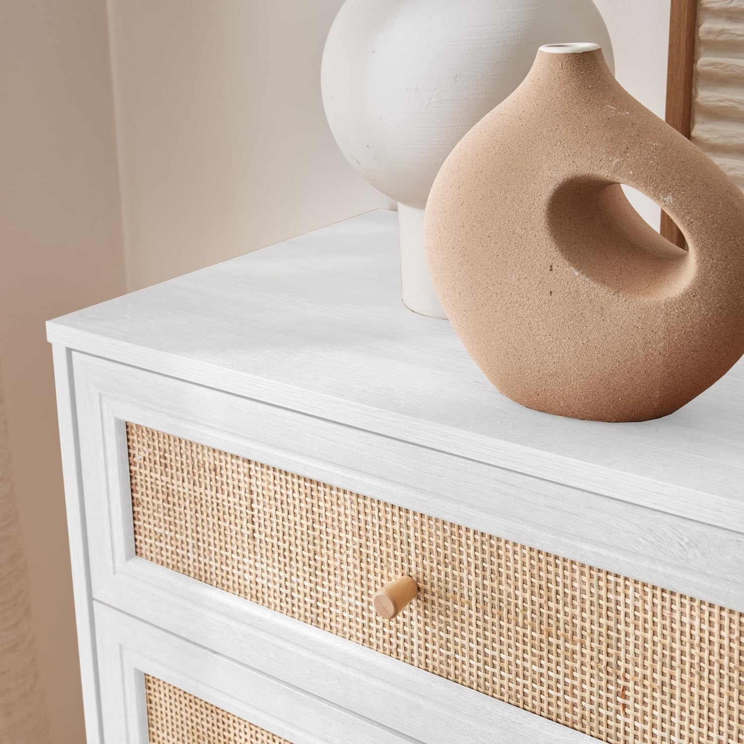 sweeek - Commode décor Bois et cannage 6 tiroirs Bohème. Blanc - 120x39x79cm