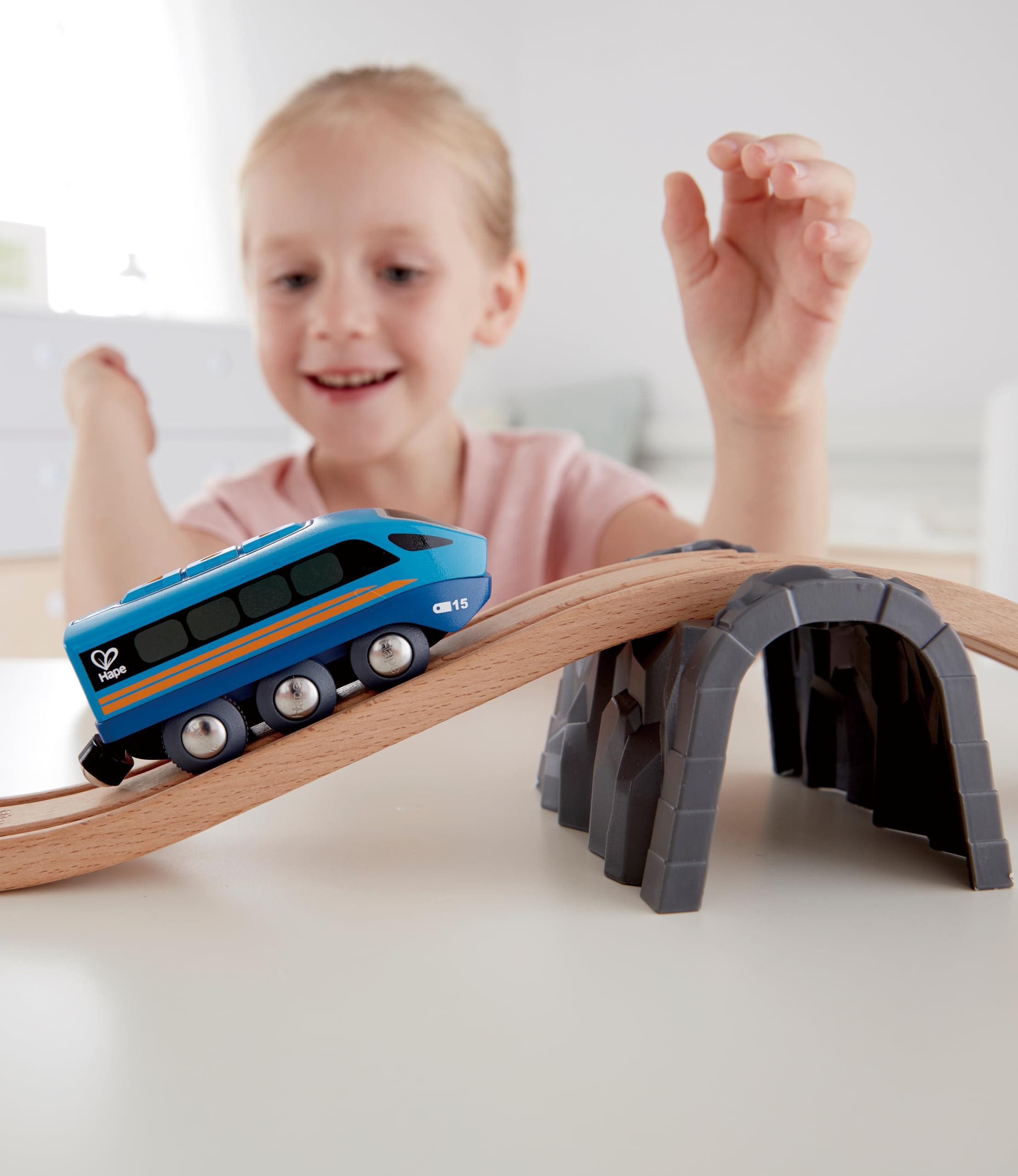 Hape Treno con controllo remoto - Trenino giocattolo con APP gratuita per smart-control e ricarica USB adatto a bambini dai 3 anni