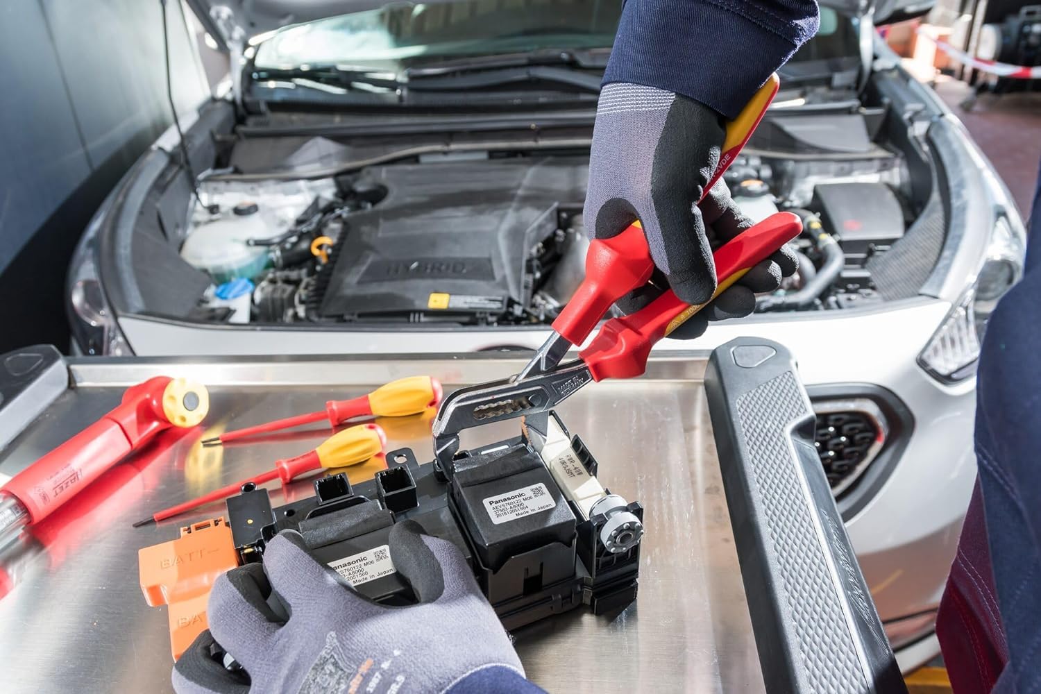 Alicates universales HAZET 759N-2VDE I articulación en caja I superficie VDE con aislamiento de seguridad hasta 1000 V I rango de sujeción hasta 35 mm I para tareas y aplicaciones cotidianas
