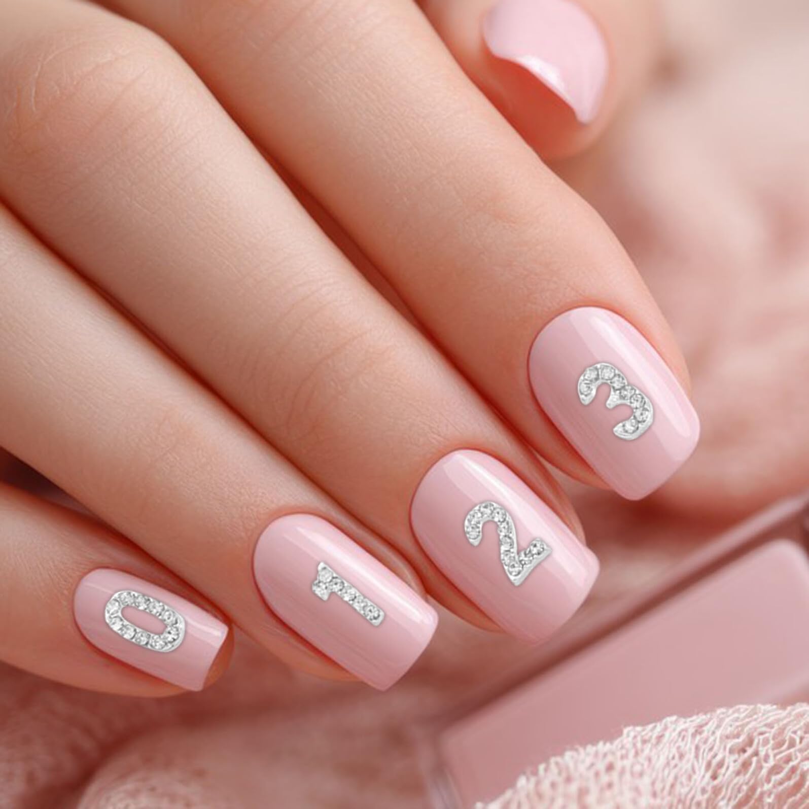 100 Pezzi Nail Charms Numeri con Cristalli per Nail Art Decorazioni Manicure con Base in Ferro Accessori Facili da Applicare per Feste e Occasioni Speciali