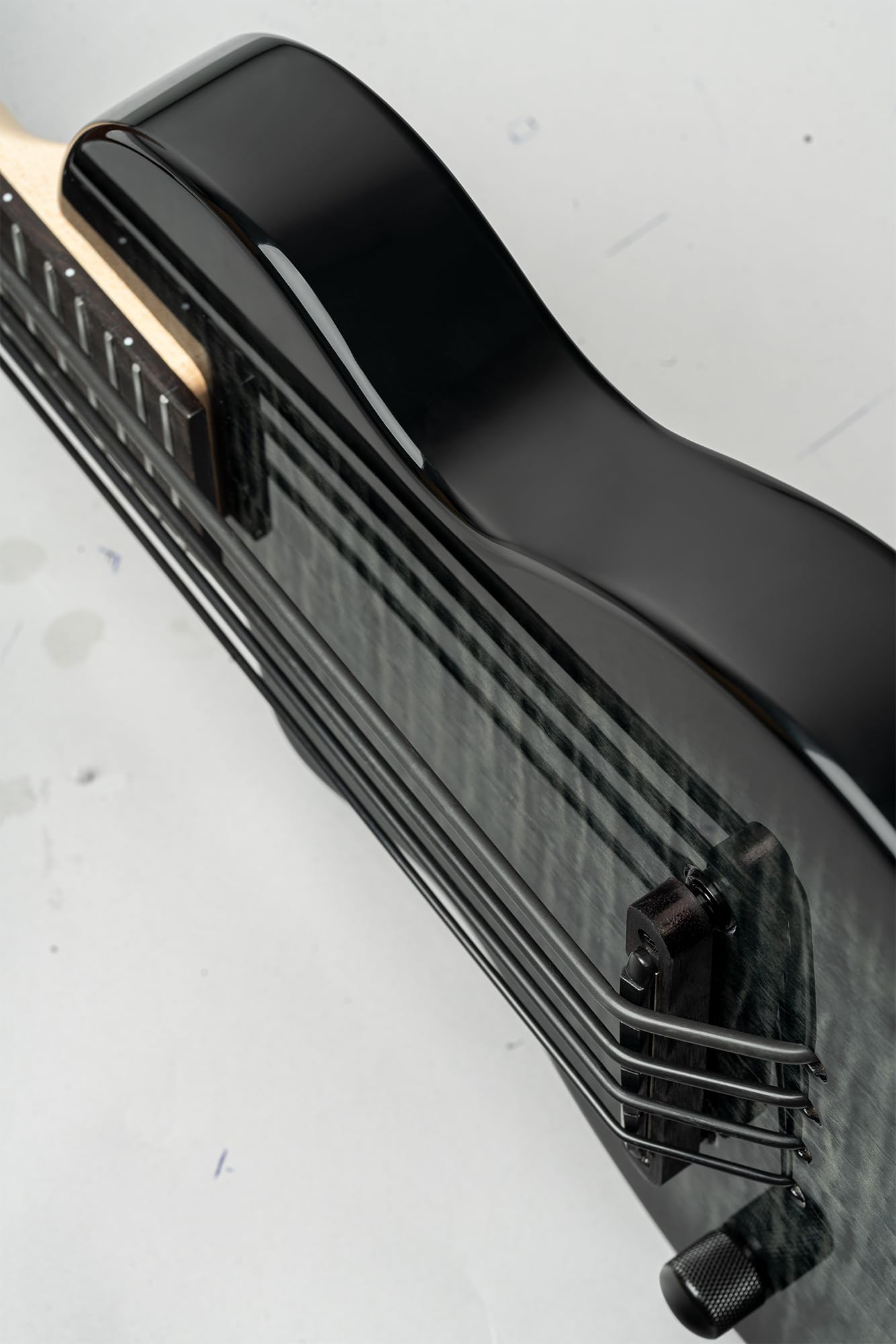 Ortega Guitars Basse Ukulélé Gaucher – Électro-Acoustique, Corps Plein – Neo Series – Housse Incluse – Érable Flammé/Okoumé, Noir/Gris (NEO-BS-TGB-L)