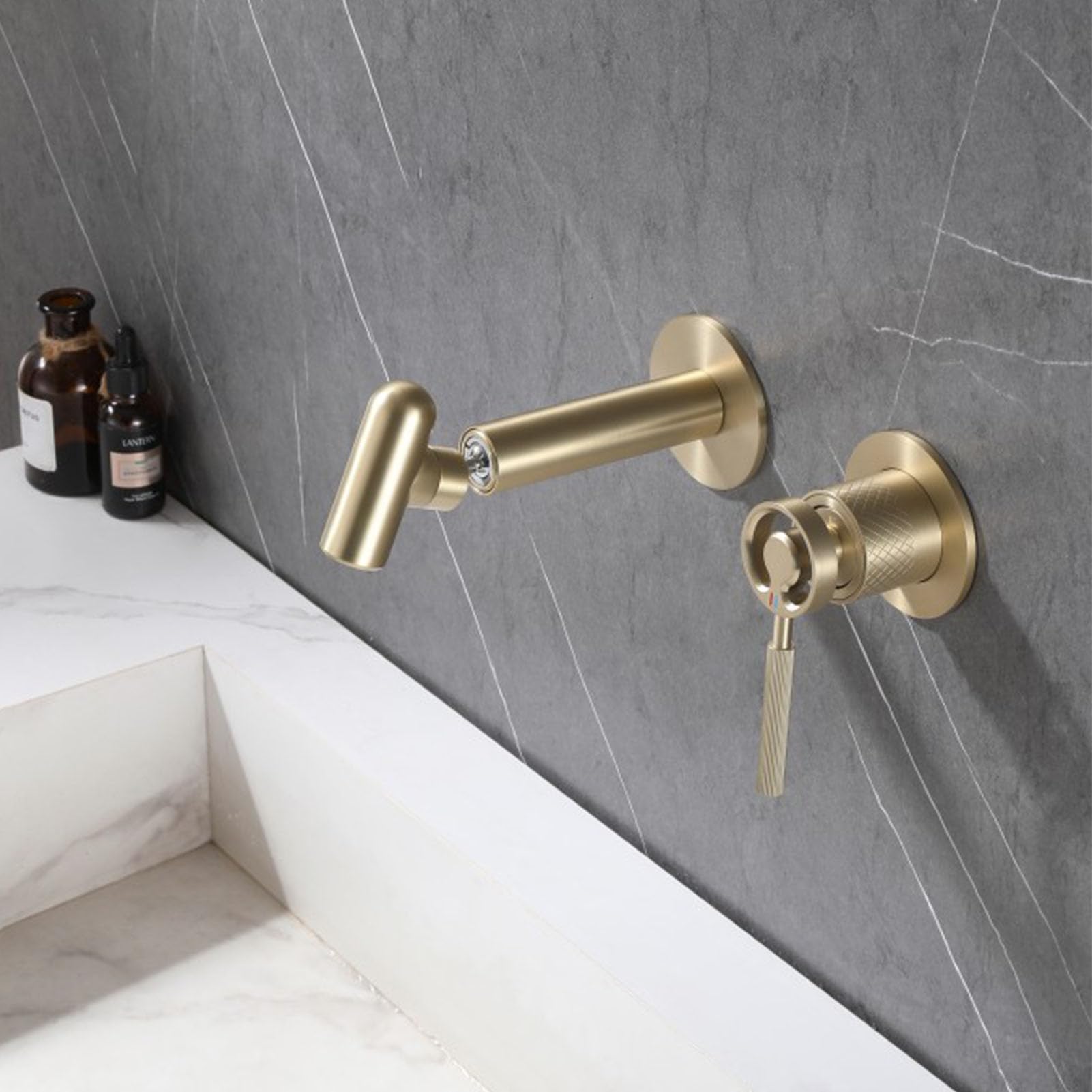 Robinet de salle de bain mural orientable pour vasque moderne