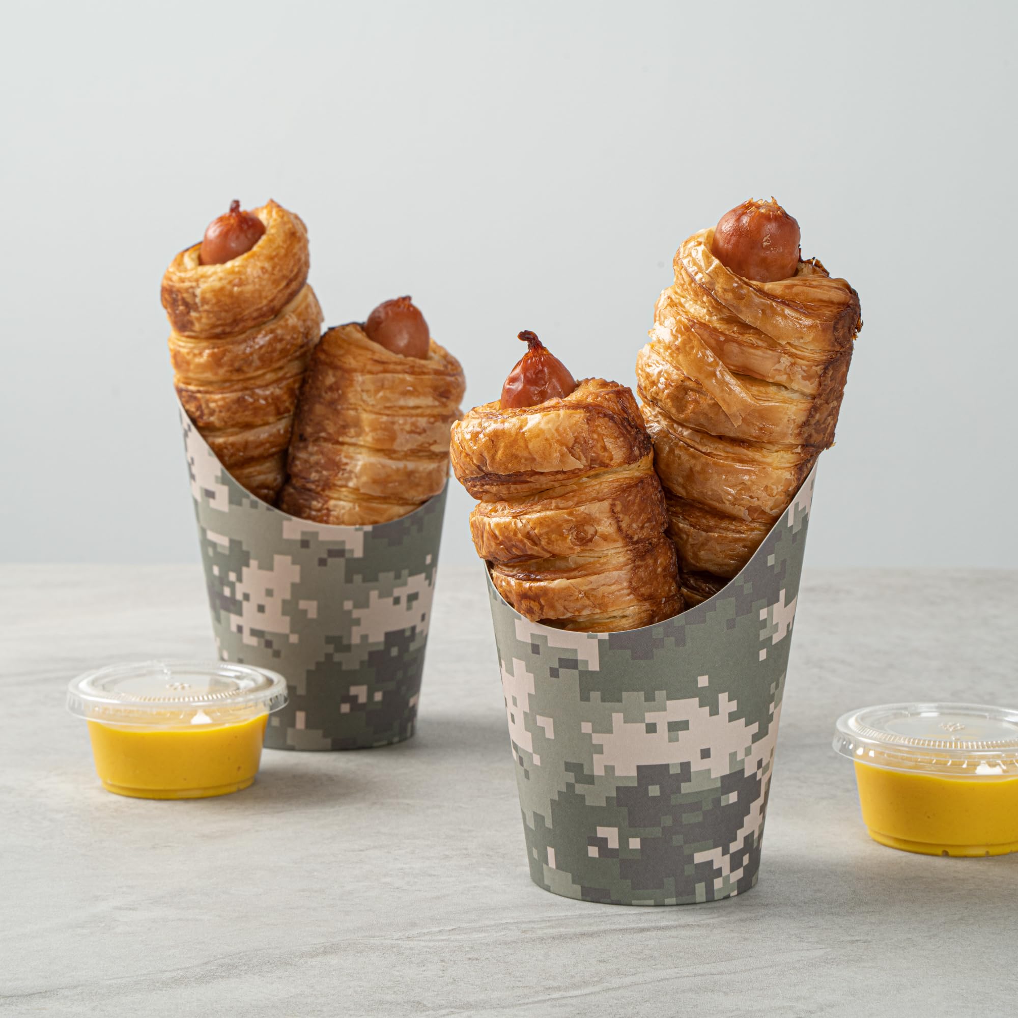 Bio Tek Contenedores de papas fritas de 12 onzas, 100 tazas desechables para embutidos – Diseño inclinado, redondos, tazas de papel de camuflaje para papas fritas, apilables, para gofres, patatas