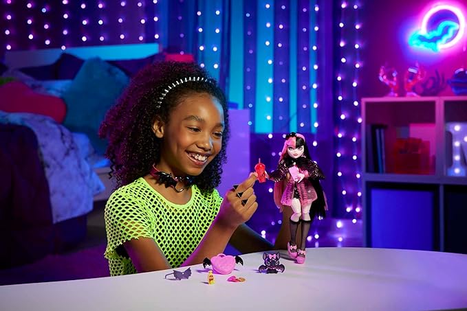 Muñeca Monster High Draculaura con accesorios y mascota miniatura 2