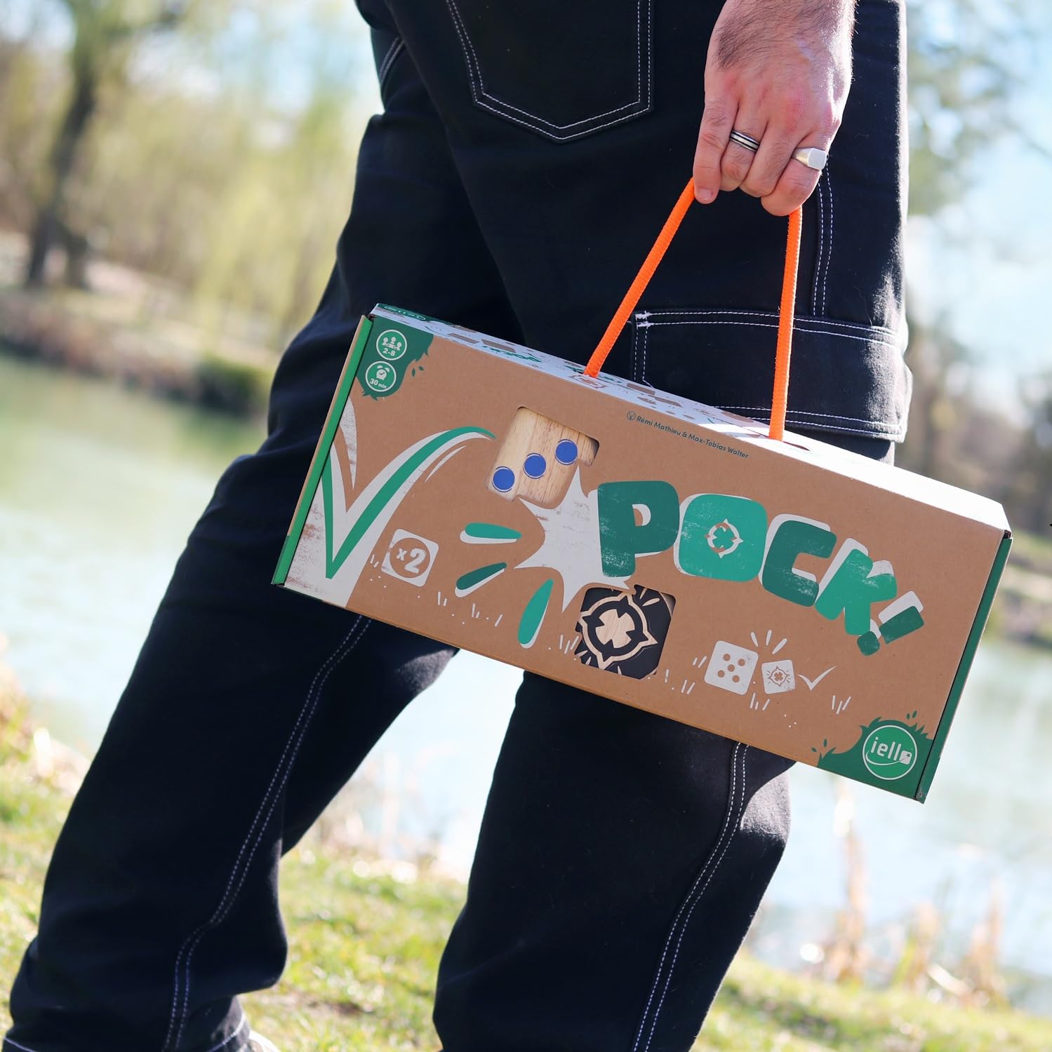 IELLO Pock – Version Française – Jeu d’Extérieur en Bois Accessible et Dynamique, Adresse et Rebondissements | 2 à 8 Joueurs | 30 Min | Dès 8 Ans