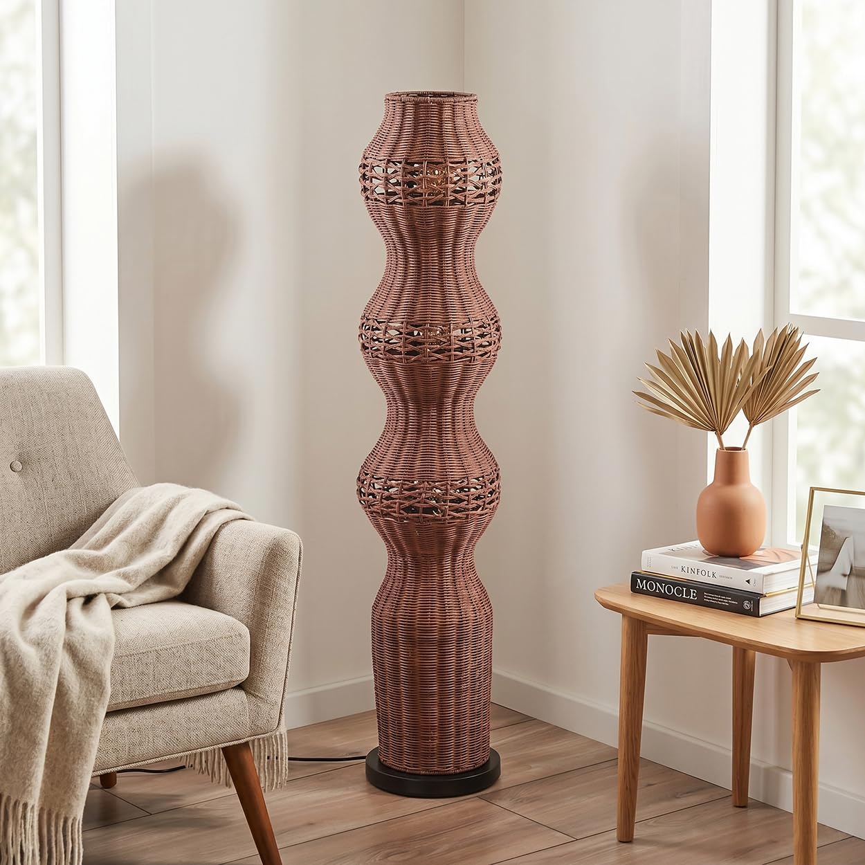HOFSTEIN Stehleuchte Cardeira, Stehlampe im skandinavischen Design, Boho-Style mit Schirm aus Ratten in Braun und Lichteffekt, E27, Höhe 111 cm, Fußschalter - Wohnzimmer, Schlafzimmer, Esszimmer, Flur