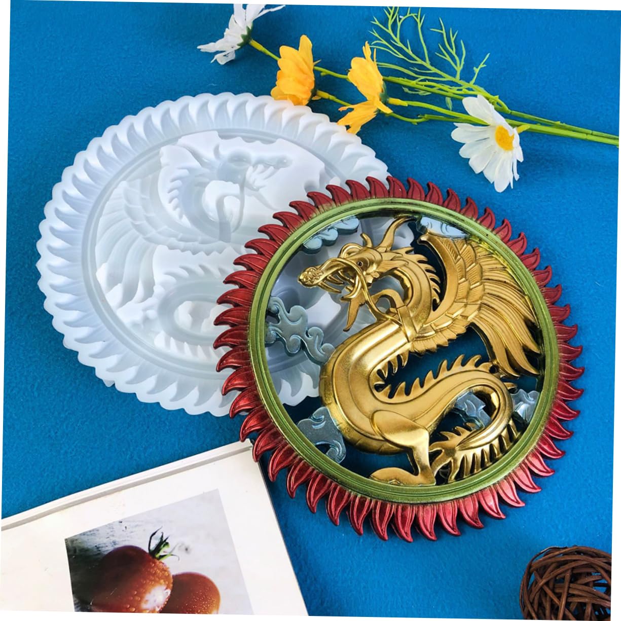 龍の形の装飾品 樹脂製