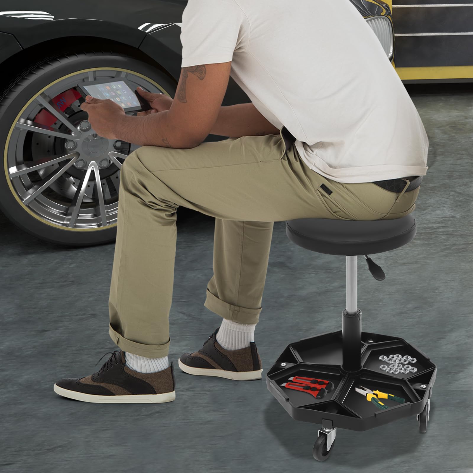 Sgabello da officina regolabile in altezza, con ruote e ripiano per attrezzi, 150 kg, per garage, negozi, saloni, officine (nero)