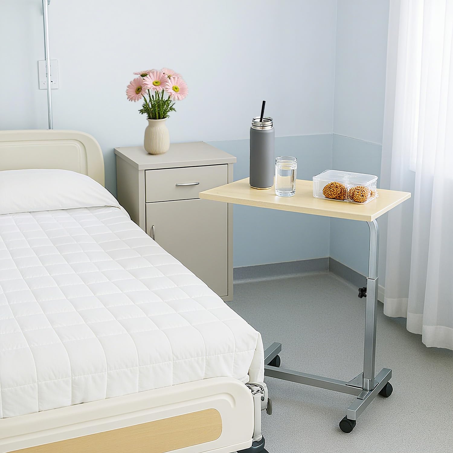 Table de Chevet Médicale à Hauteur Réglable pour les Hôpitaux et les Maisons avec Base Stable et Roulettes Verrouillables pour les Repas et les Médicaments des Patients Personnes Âgées