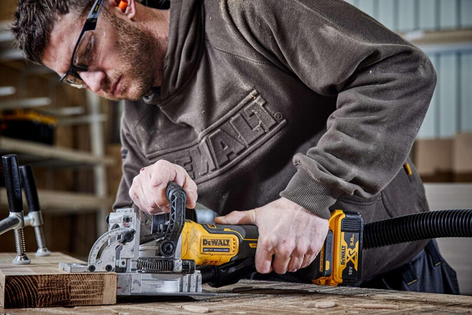 DEWALT - Frezarka lamelowa 18V XR bezszczotkowa + 2 baterie 5Ah + ładowarka + pudełko T-STAK - DeWalt - DCW682P2-QW