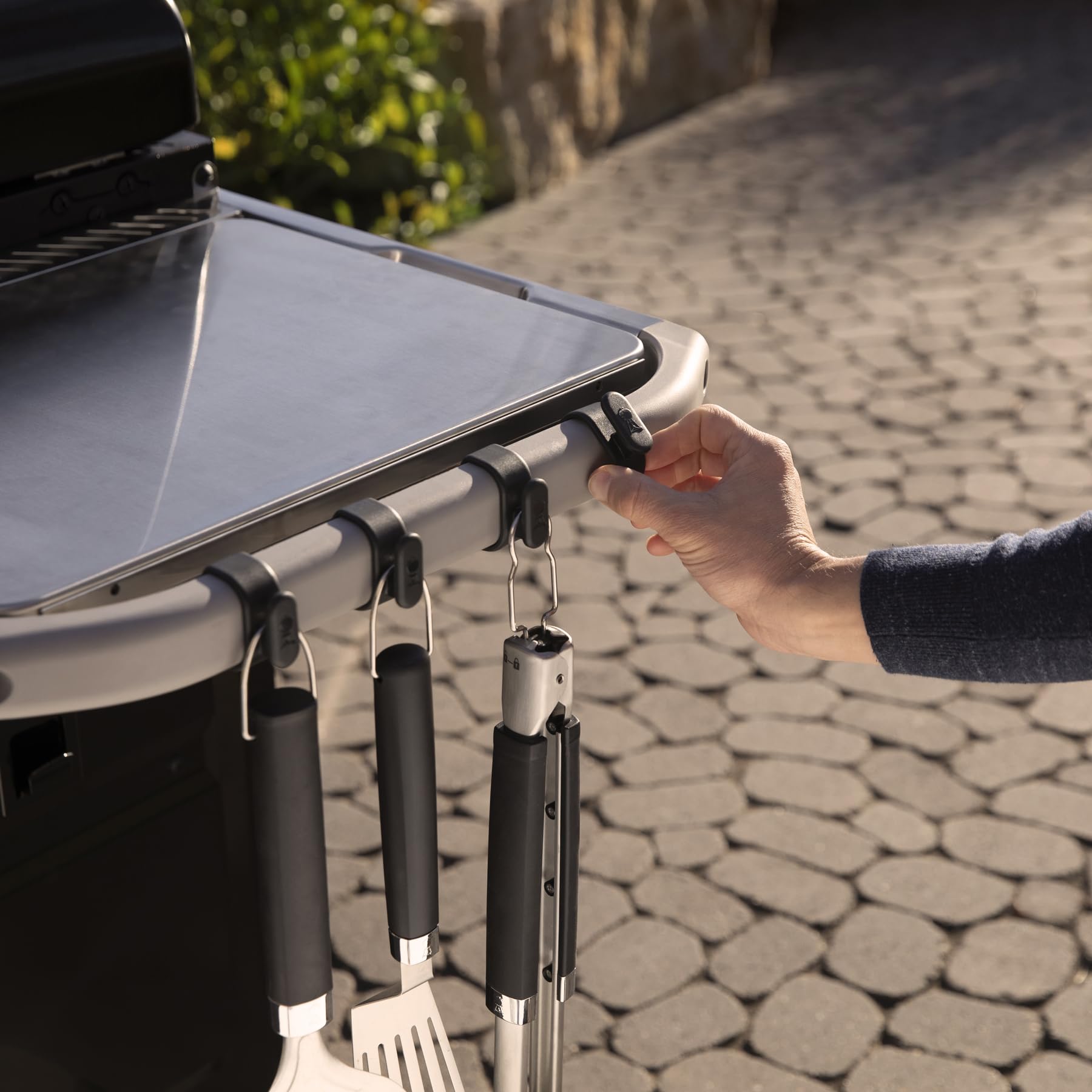 Weber Kit Organizador de Obras/Accesorios a presión para rieles Laterales en mesas auxiliares, Apto para lavavajillas, Incluye Soporte para Rollo de Cocina, Soporte para Bolsas de Basura y 4 Ganchos