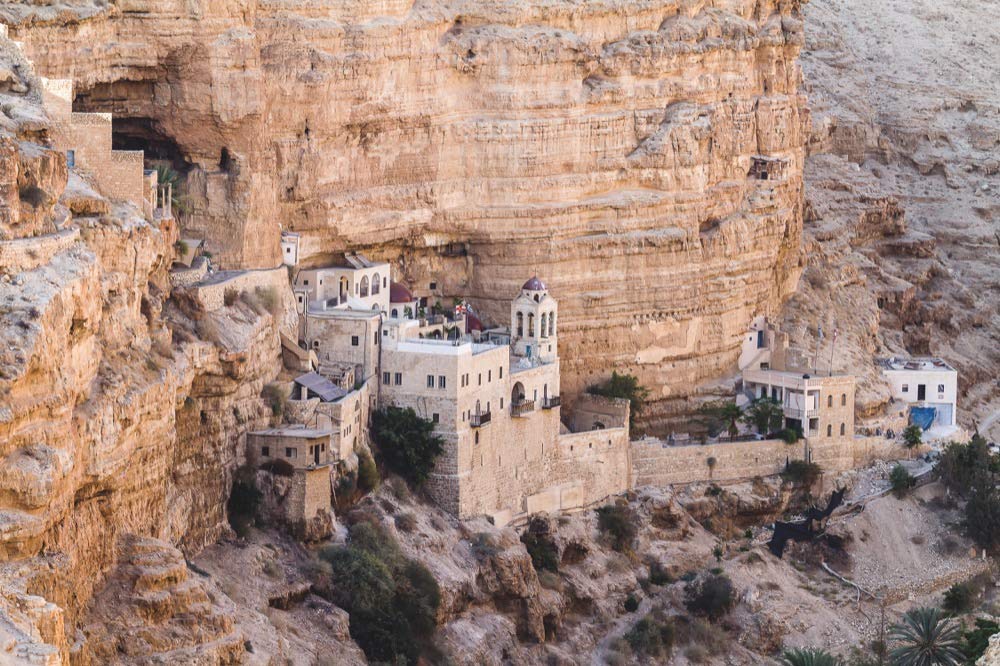 100 Highlights Israel mit Palästina und Jordanien. Alle Ziele, die Sie gesehen haben sollten. Kulturelle Schätze, bizarre Landschaften, lebendige Städte, Strände und Wüsten.